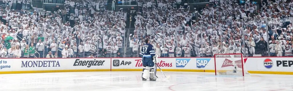 Hellebuyck shuts out Stars